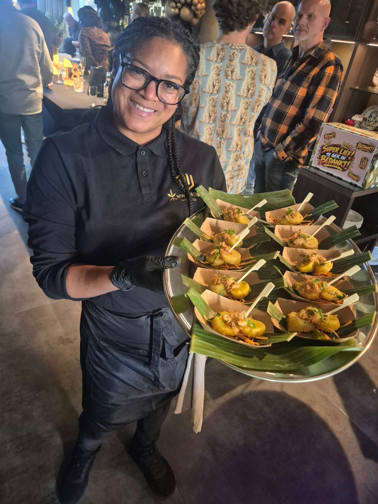 Chef Melanie serveert Surinaamse hapjes op evenement