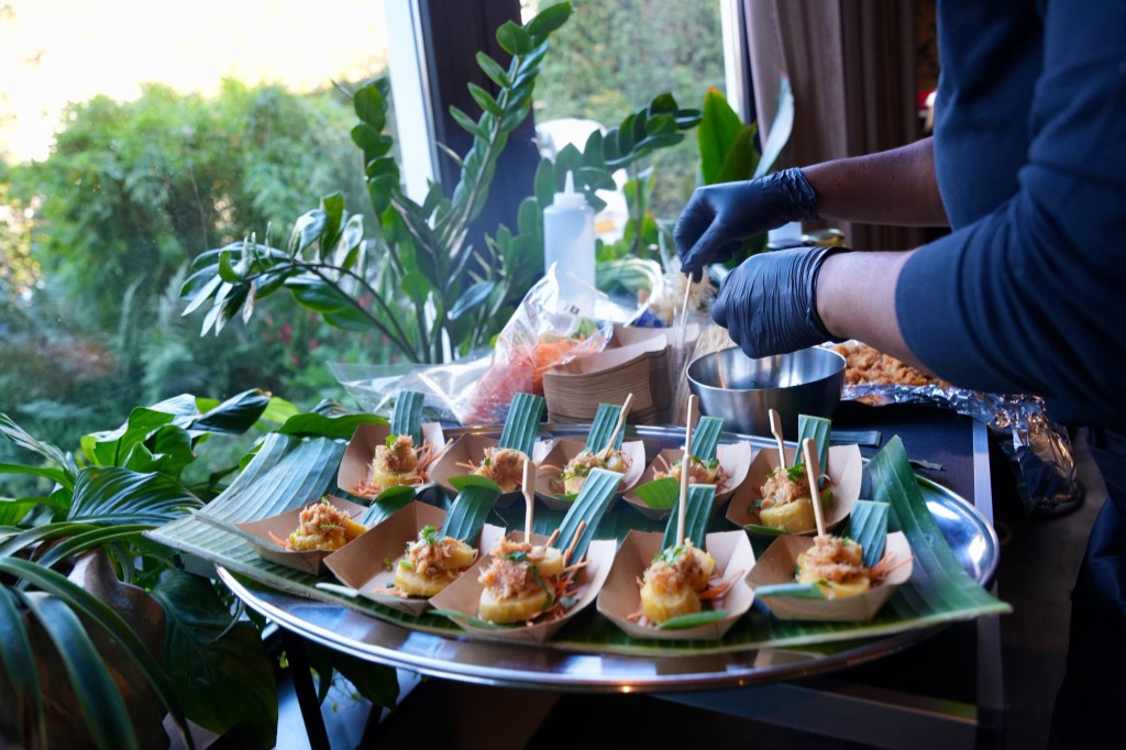 Luxe Surinaamse catering amuses op bananenblad